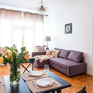 https://stunning-design-apartment.praguehotelsweb.com